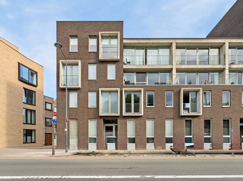 Bent u op zoek naar een comfortabel, recent appartement met een vlotte bereikbaarheid en alle voorzieningen binnen handbereik? Dan is dit instapklare