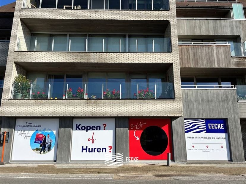 Spacieux immeuble commercial avec une grande visibilité !&lt;br /&gt;
Situé sur une route d&#039;accès à Veurne, à quelques pas de la Grand Place&lt;br /&gt;
- surface