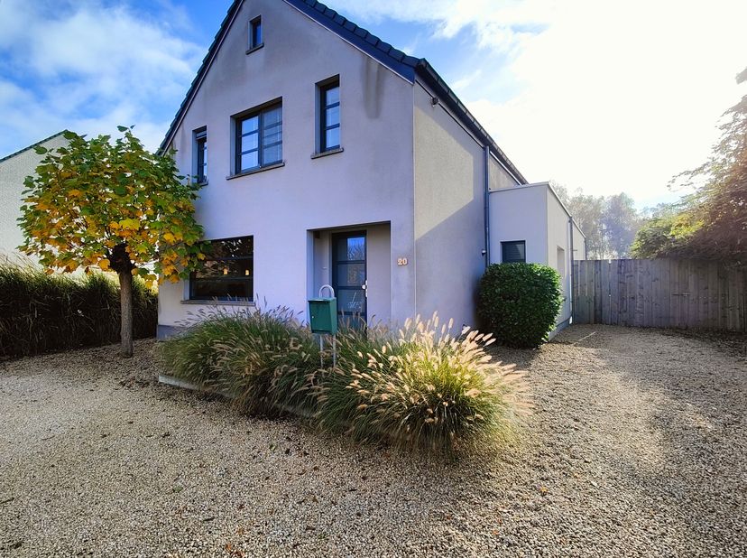 Gerenoveerde en instapklare woning, gelegen op een zuidelijk georiënteerd perceel met een oppervlakte van 15a64ca. Kom tot rust met het uitzicht op de