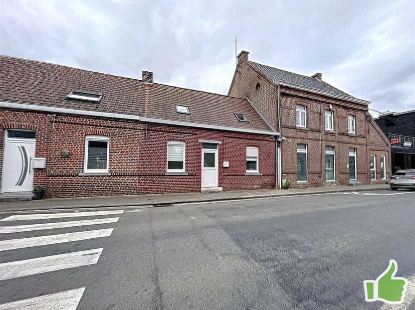 Belle maison 3 chambres + terrasse idéalement située à Leers-Nord, proche de toutes commodités ! Avec deux entrées une à l&#039;avant et une à l&#039;arrière vi