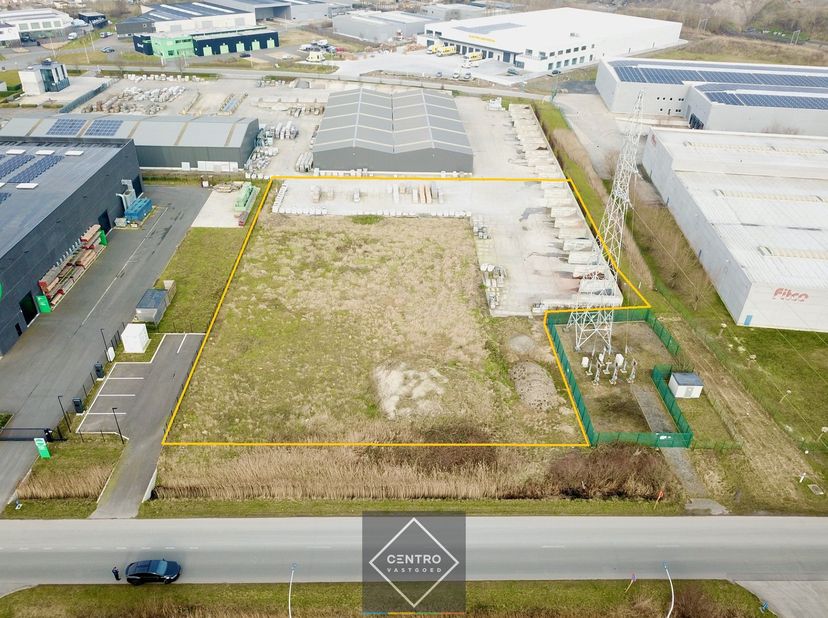 BENADERENDE AFMETINGEN:&lt;br /&gt;
Perceelsgrens aan openbare weg: 53m&lt;br /&gt;
Perceelsgrens achteraan: 72,5m&lt;br /&gt;
Perceelsgrens diepte: 86,5m&lt;br /&gt;
&lt;br /&gt;