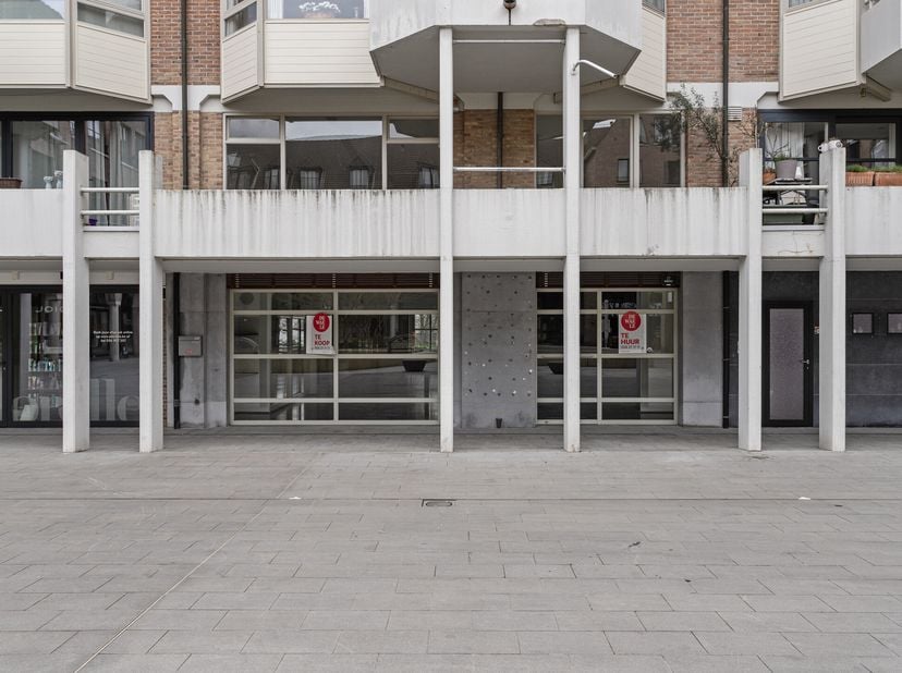 Bent u op zoek naar een veelzijdige handelsruimte op een toplocatie? Dit ruime handelspand van ca. 247 m², gelegen op het levendige Overbekeplein, bie