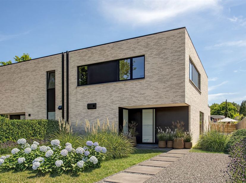 In een doodlopende straat ligt deze nieuwe halfopen bebouwing met een goede oriëntatie. Het E-peil wordt bereikt door de aanwezigheid van 15 zonnepane