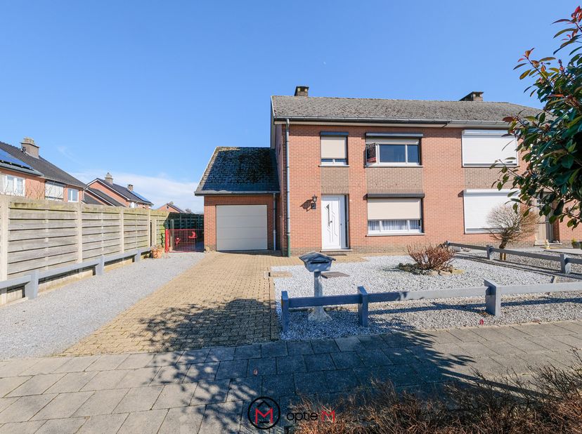 Op de Zandbergerstraat te Neeroeteren (Maaseik) vinden we deze knusse woning. &lt;br /&gt;
De Zandbergerstraat maakt deel uit van een rustige woonwijk vlakb