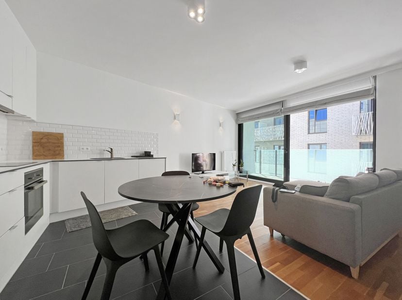Charmant appartement met terras en parkeerplaatsGelegen in een rustige en snel veranderende buurt, biedt dit gezellige appartement met één slaapkamer