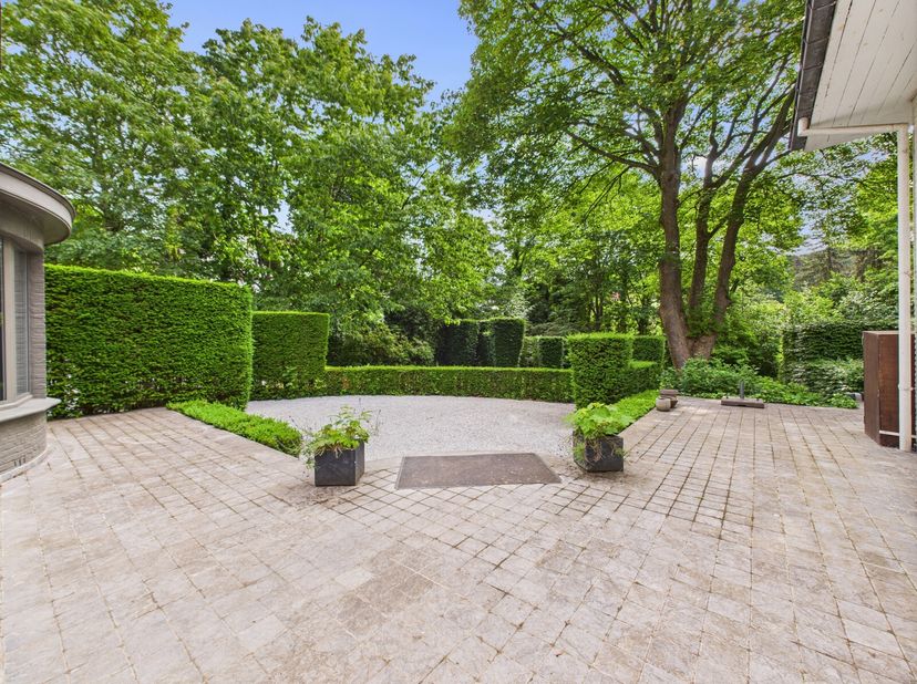Uccle - Bois de la Cambre - Vivier D&#039;Oie | Magnifique villa en intérieur d&#039;Ilot avec parc privé&lt;br /&gt;
La maison se compose :&lt;br /&gt;
Au RDC d&#039;un grand h