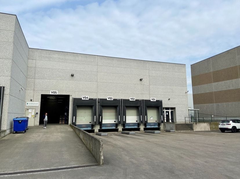 Entrepôt pratique de 1.5930 m² à louer près du zoning logistique Cargovil au coeur de la zone industrielle de Vilvorde. L&#039;entrepôt a une hauteur libre