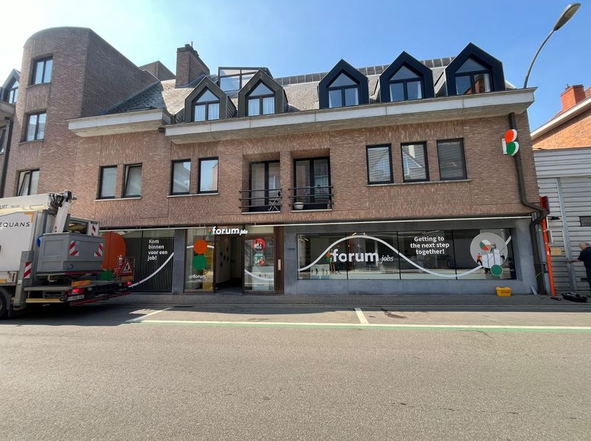 Ben je op zoek naar een representatieve en instapklare kantoor- of handelsruimte in het bruisende centrum van Waregem? Zoek niet verder!&lt;br /&gt;
Dit pan