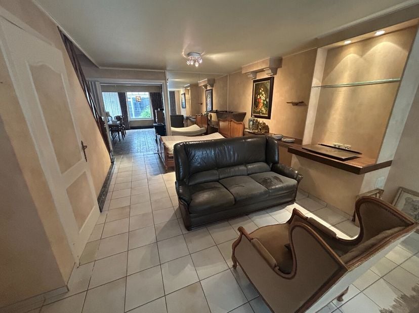 Propriété central et spacieux avec garage et sortie.Amménagement:Au rez-de-chaussée, nous avons le living spacieux, place de commerce, salle à manger,