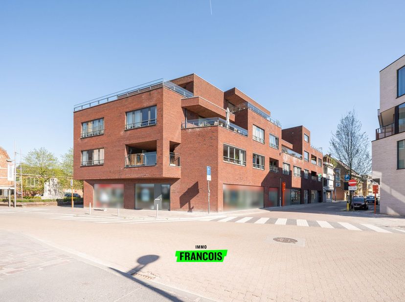 In het centrum van Tielt vindt u dit zeer ruime appartement met een bewoonbare oppervlakte van 149 m². Het appartement beschikt over een inkomhal met