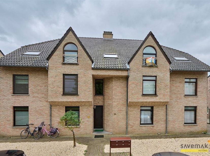 Cet appartement spacieux est situé à 5 minutes de l&#039;autoroute E313.&lt;br /&gt;
Il est situé au deuxième étage et dispose de 2 chambres spacieuses.&lt;br /&gt;
La