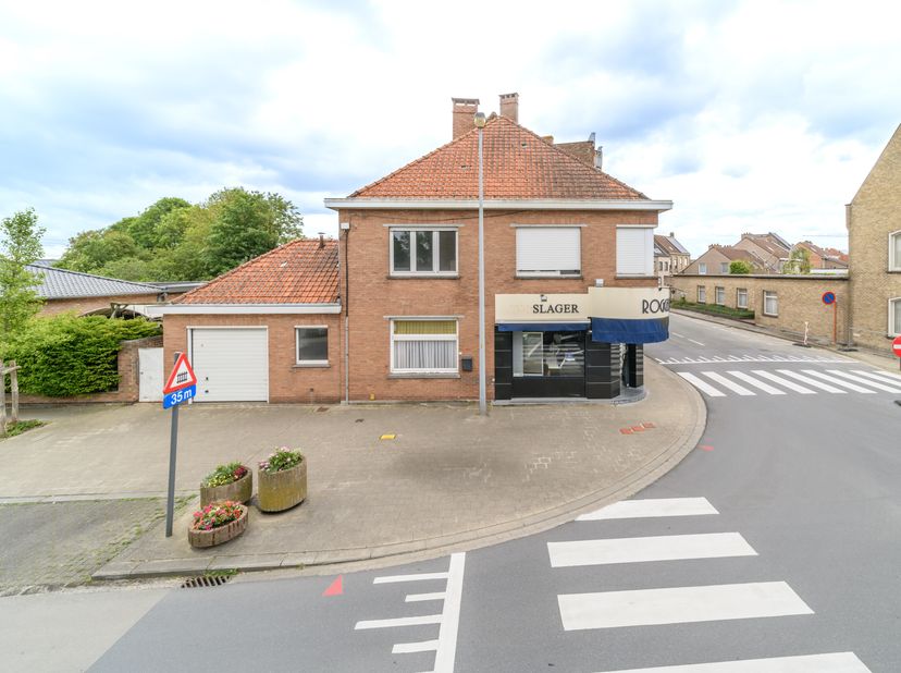 Dit op een hoek gelegen handelshuis aan de stadsrand te Veurne ligt op wandelafstand van de Grote Markt. Het pand telt 3 slaapkamers. De voormalige be