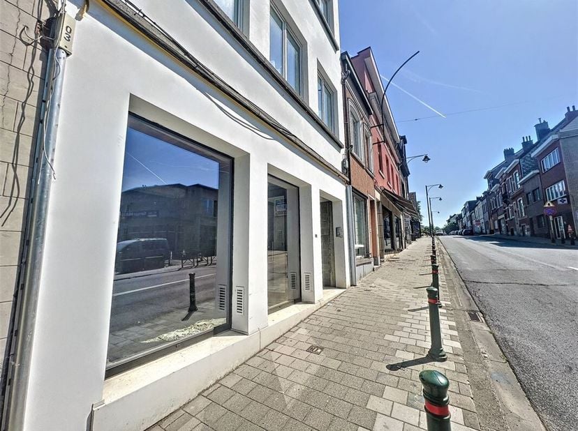 Vlakbij de Waversesteenweg, vlakbij de grote verkeersaders - Commerciële benedenverdieping bestaande uit verschillende aangrenzende ruimtes van +/-120
