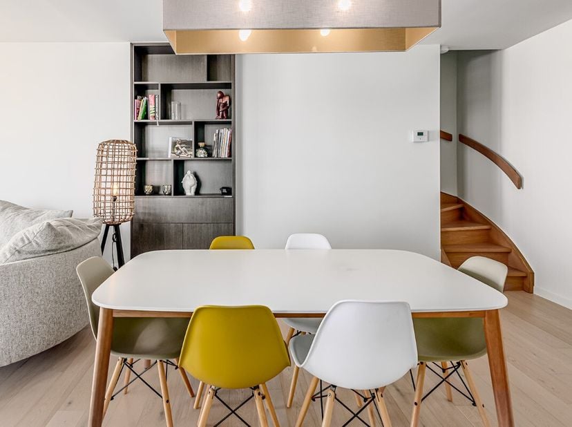 Appartement duplex exclusif et ensoleillé (136m² - non-meublé) avec 3 chambres à coucher situé près du port de plaisance de Nieuport comprenant :4ème
