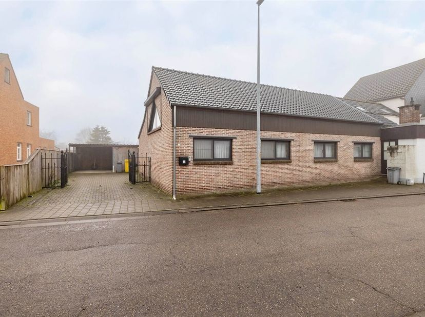 Instapklare half open bebouwing te Geel.&lt;br /&gt;
Indeling:&lt;br /&gt;
Gelijkvloers:Inkom, woonkamer, eetkamer, keuken, wasplaats/berging, slaapkamer 1, badka