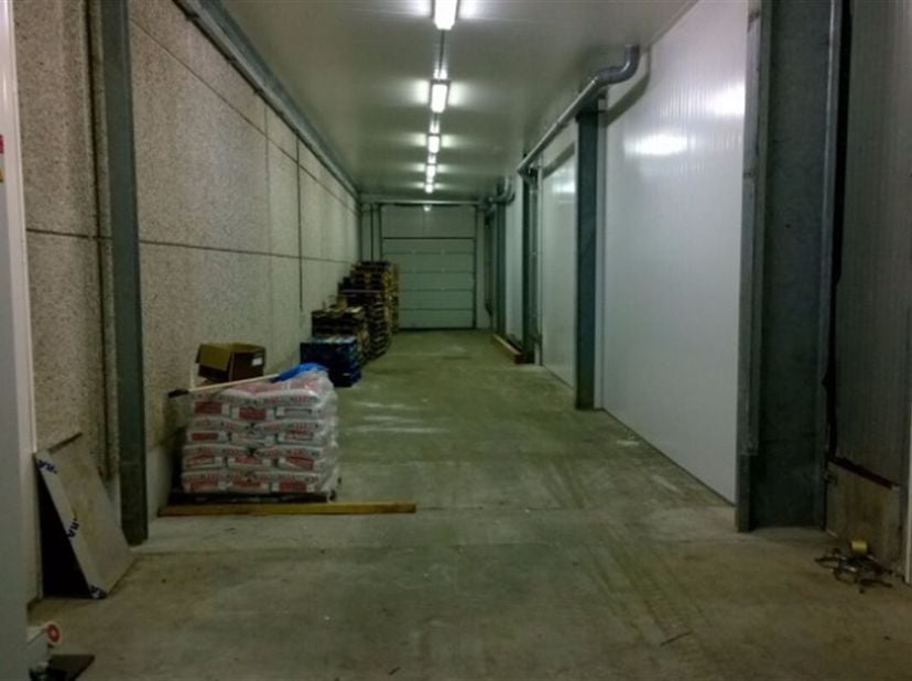Magazijn te huur van 105 m² met hoogte van 4,25 meter. Voorzien van verlichting. Huur te verhogen met btw en grondlasten 35 euro.