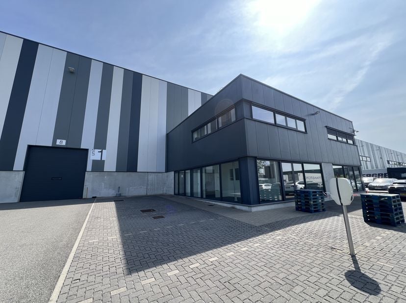 Dit recente en uitstekend gelegen magazijn met kantoren bevindt zich in een strategisch gelegen industriezone in Boom, met vlotte verbindingen richtin