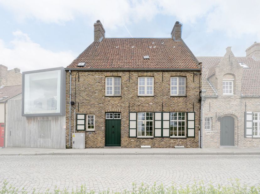 Kom deze ruime karakterwoning langs de Damse Vaart ontdekken. Op deze locatie geniet u het hele jaar door van schilderachtige uitzichten. Vooraan geni