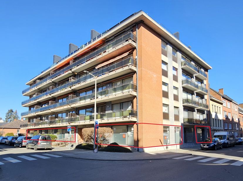 JAMBES, op een steenworp van het centrum en de ringweg rond Namen, prachtige KANTOORruimte met 450m² bruikbare ruimte verdeeld over 3 ruimtes. Het geb