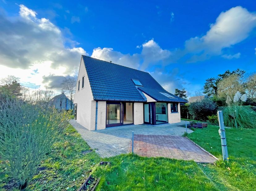Cette villa avec un grand jardin au calme qui donne sur la réserve naturelle est située à 2km de la mer.  L&#039;agencement est le suivant : Hall d&#039;entrée,