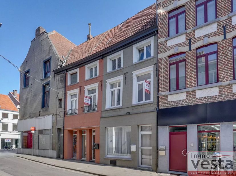 Deze woning ligt in de Minderbroedersstraat in Sint-Truiden. Het pand is te renoveren en biedt zeker potentieel als eventuele investering. De woning e