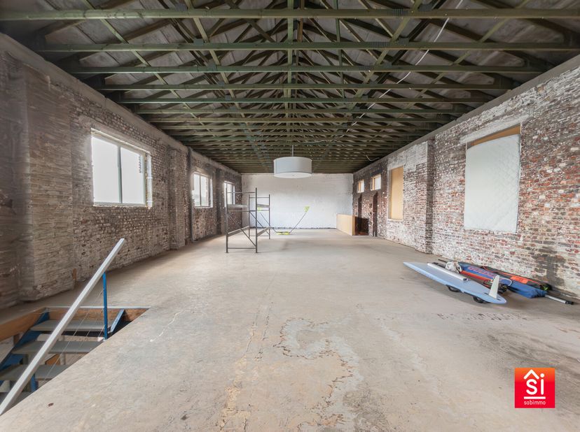 Groot gebouw in zeer goede staat voor gemengd gebruik met groot potentieel voor rendabele ontwikkeling: mogelijkheid tot opsplitsing in verschillende
