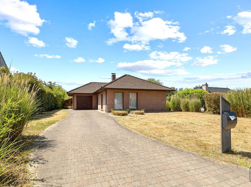Bungalow bien situé et au calme, avec une entrée pratique et un joli jardin.&lt;br /&gt;
AGENCEMENT : hall d&#039;entrée, toilettes, grand salon lumineux, cuisin