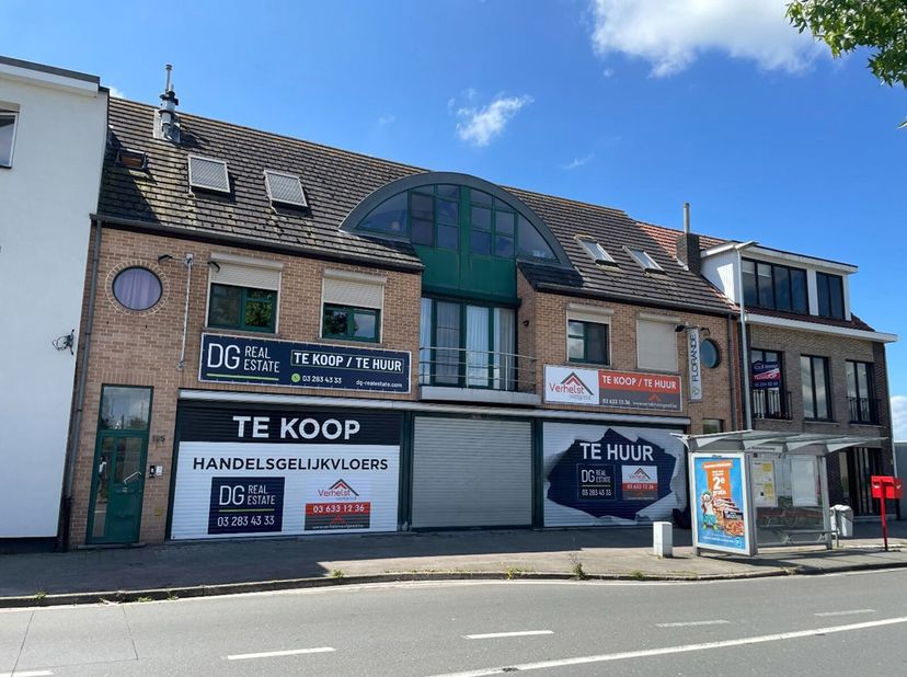De commerciële ruimte is ideaal gelegen tussen het centrum van Stabroek, Putte en Kapellen, wat zorgt voor een uitstekende bereikbaarheid en zichtbaar