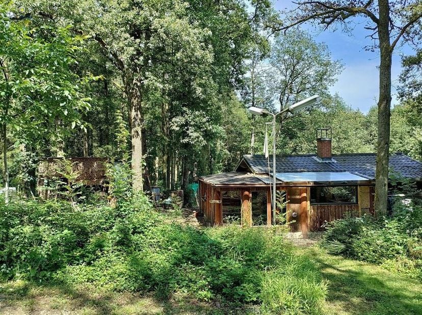 Un chalet au milieu dun parc boisé de 5h99a50ca comprenant :&lt;br /&gt;
Cuisine équipée, living, salle de bain, w.c., terrasse, jardin, bois, 2 étangs alim