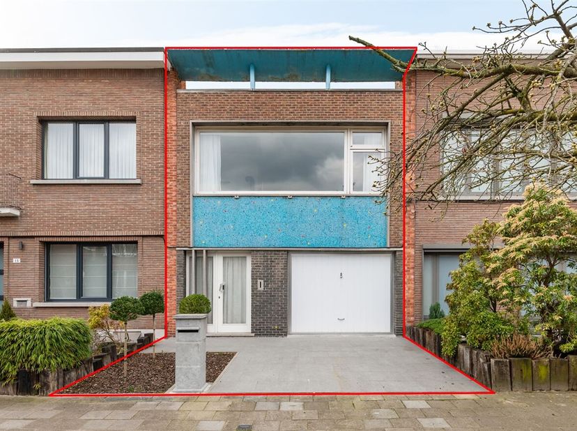 Op te frissen woning met 2 slaapkamers en tuin te koop!&lt;br /&gt;
Locatie: De op te frissen woning in de Hermelijnstraat ligt in een rustige en aangename