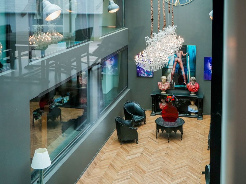 Gelegen in een prachtige residentiële laan te Kortrijk, is deze unieke en volledig gerenoveerde parel te vinden.&lt;br /&gt;
Deze exclusieve en originele wo