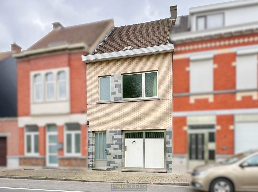 MAISON À RÉNOVER avec BEAUCOUP DE POTENTIEL et un ESPACE DE VIE CHALEUREUX, idéalement située avec un ACCÈS FACILE au centre-ville.&lt;br /&gt;
Cette maison