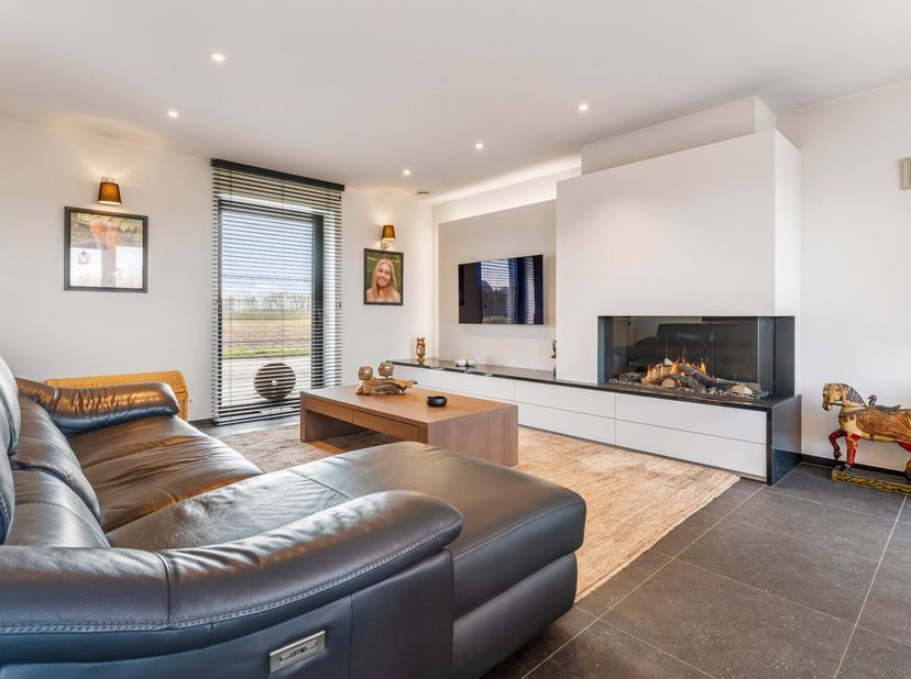 Deze duurzame en instapklare halfopen bebouwing met 3 slaapkamers is gelegen in een mooie, groene omgeving, maar toch op een korte afstand van de kern