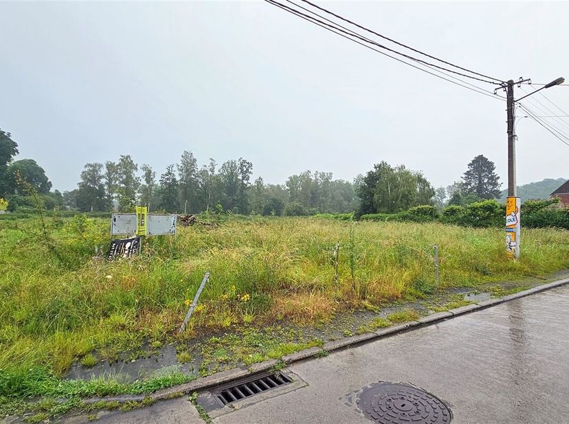 -SOUS-OPTION- Terrain à bâtir de 11 ares 12 centiares. LOT 2 sur plan. &lt;br /&gt;
Proposant 24 mètres de façade.&lt;br /&gt;
Topographie plate. Situé en zone d&#039;