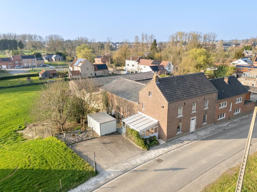 Deze degelijke te renoveren woning is gelegen op een perceel van 6a70ca, langs de Viséweg ter hoogte van nummer 411 in het mooie landelijke Sluizen. H