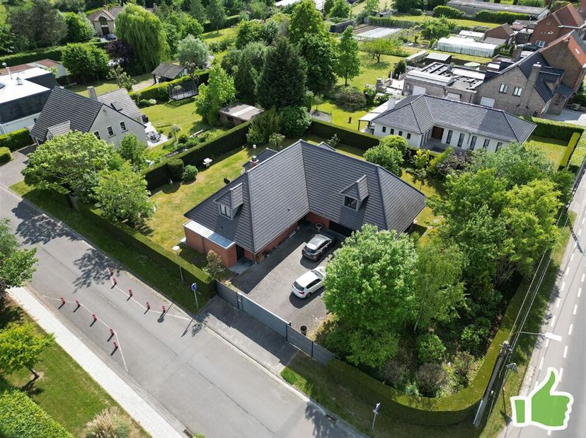 Située dans l&#039;un des quartiers les plus recherchés de Mouscron, cette maison de prestige construite en 2017 développe une superficie habitable de 325
