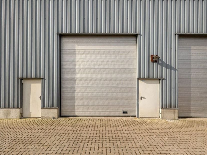 Ruim magazijn van 133 m² met een toegangsdeur en sectionaalpoort. Voorzien van elektriciteit, water en een eigen toilet binnen de unit. &lt;br /&gt;
Deze ru