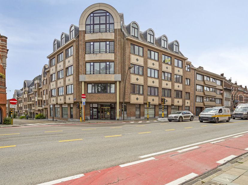 Immo Pické biedt U dit gunstig gelegen appartement aan op de derde verdieping in Halle en in de onmiddelijke omgeving van winkels, openbaar vervoer, s