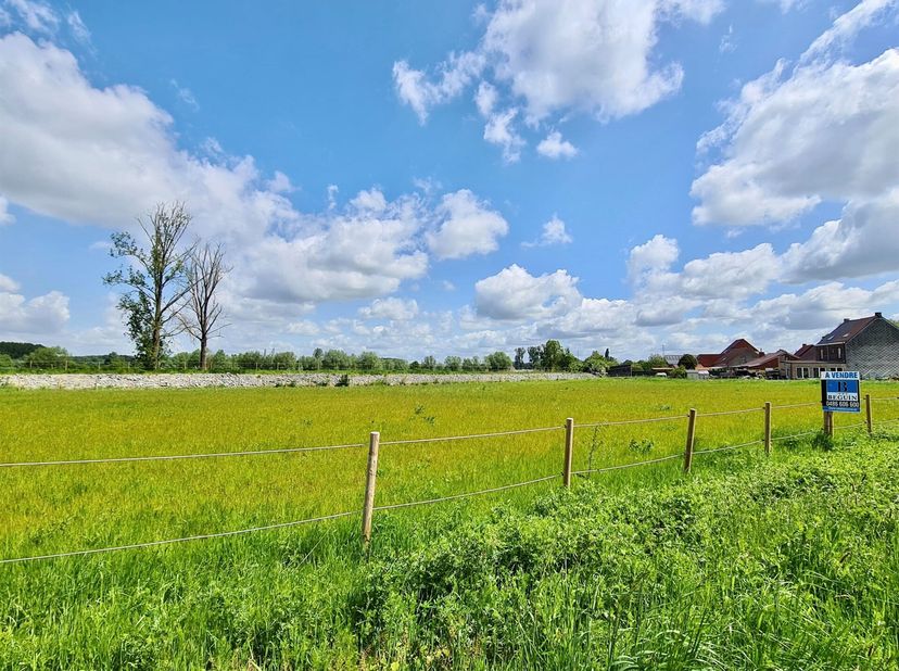 3 bouwkavels rustig gelegen in Deux-Acren: voor VILLA. Gevelbreedte van 27m. Lot 1: 1479 m2 - Lot 2: 1696 m2 - Lot 3: 1696 m2. Voor meer info - info@i