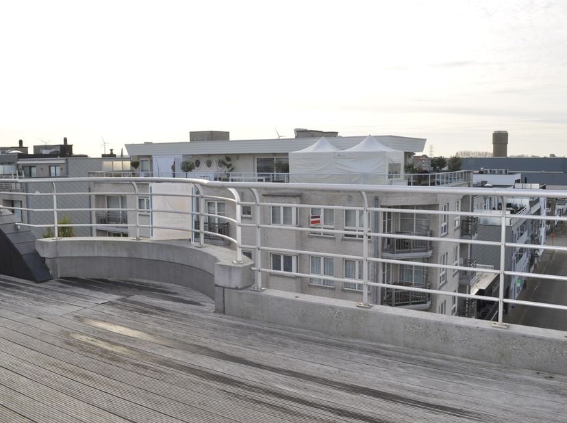 Dit dakappartement is gelegen op de 5e verdieping in een verzorgde residentie. De living is gezellig gemeubeld en de keuken is ingericht.&lt;br /&gt;
In de