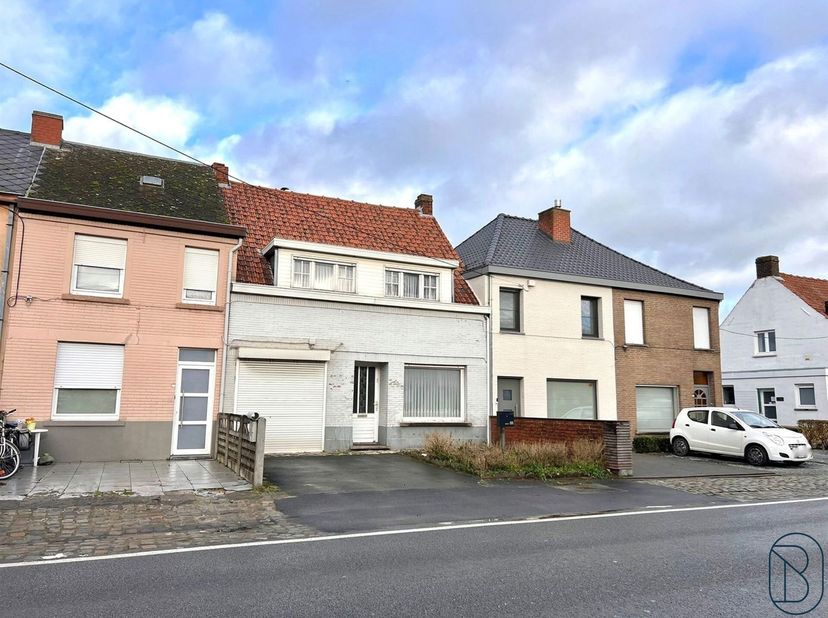 TE RENOVEREN karaktervolle gezinswoning met 3 SLK, grote TUIN en garage met oprit! DEGELIJKE WONING met POTENTIEEL. Gelijkvloers bestaande uit een hal