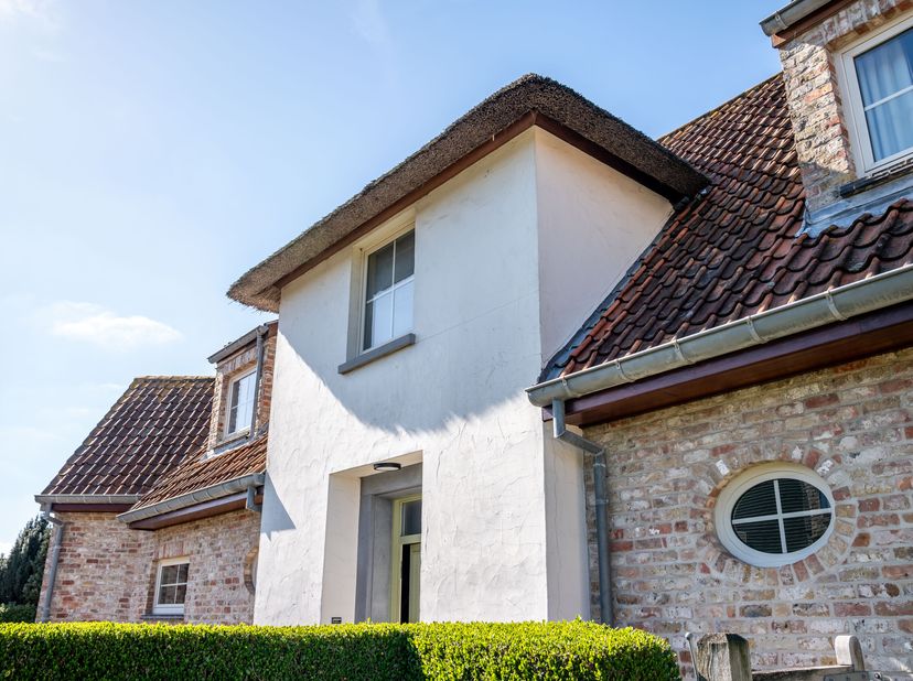 Op een perceel van 673m² vinden we deze recente villa te Knokke-Heist. De villa werd gebouwd in 2002 met een hoogwaardige afwerkingsgraad. Naast de 4
