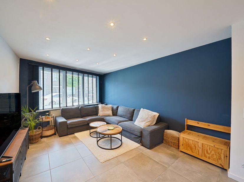 Mooi gerenoveerde woning in het gegeerde Mariakerke met 2 slaapkamers, zonneterras en koer! Deze woning werd recent gerenoveerd en onder meer voorzien