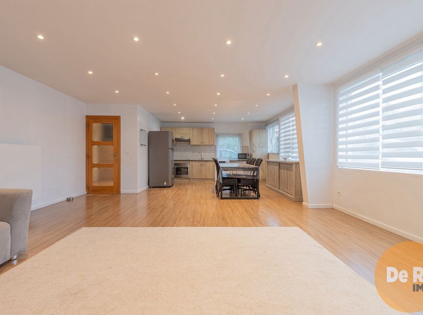LEDE - Ruim gelijkvloersappartement met 2 slaapkamers en tuintje.&lt;br /&gt;
Deze woonst bevindt zich op wandelafstand van het station maar ook de markt va