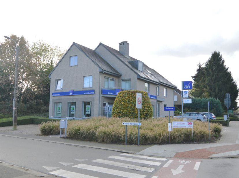 Kantoor in Muizen, vlakbij Mechelen.&lt;br /&gt;
Rustig gelegen maar vlot bereikbaar met parkeergelegenheid voor de deur.&lt;br /&gt;
&lt;br /&gt;
Indeling:&lt;br /&gt;
Wacht