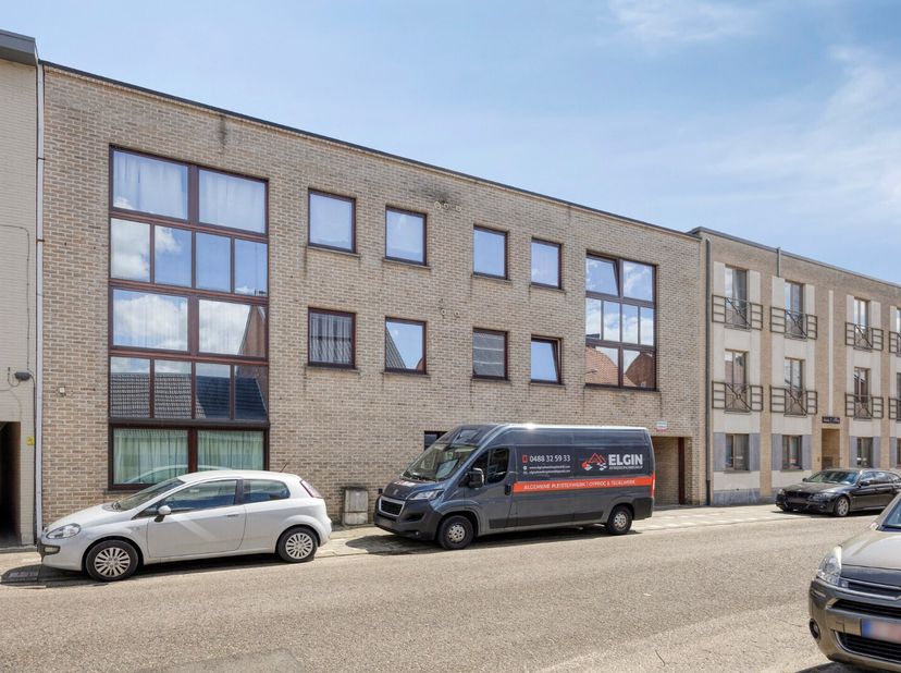 Dit instapklaar appartement met één slaapkamers bevindt zich op de tweede verdieping, op wandelafstand van het centrum van Mol. Het is gunstig gelegen