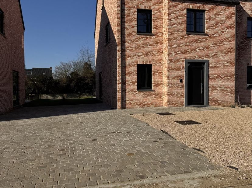 De woning heeft volgende indeling: inkomhal met vestiaire en gastentoilet, zithoek met leefruimte, open en volledig geïnstalleerde keuken met aansluit