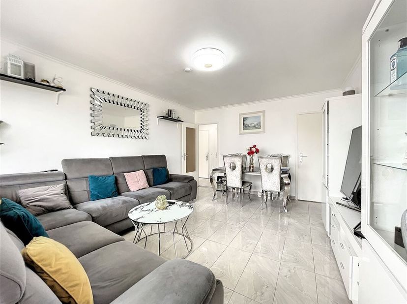 Dicht bij het stadscentrum en het station Gare du Nord - 2-slaapkamer appartement +/-65m² met terrassen. Het is als volgt samengesteld: een inkomhal m