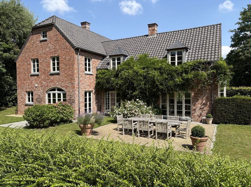 Maison dexception au cur du prestigieux Domaine du Bercuit. Laissez-vous séduire par cette splendide demeure nichée dans lenvironnement verdoyant et s