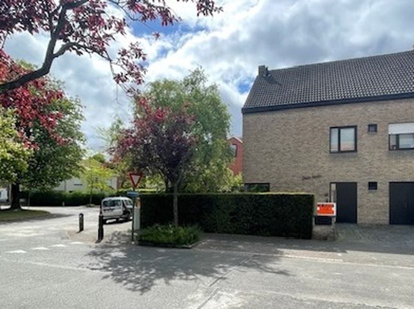 À vendre, maison semi-détachée, dans un quartier résidentiel calme de Prinsenhof à Roulers. Proche du centre, de la gare, des écoles, de l&#039;autoroute,